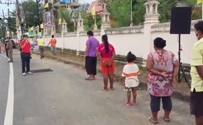Police urge the public to ask for their assistance to control the crowds when they distribute food.