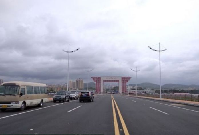 China authorities recently opened two more checkpoints to ease the border-traffic problem for Thai fruit imports.