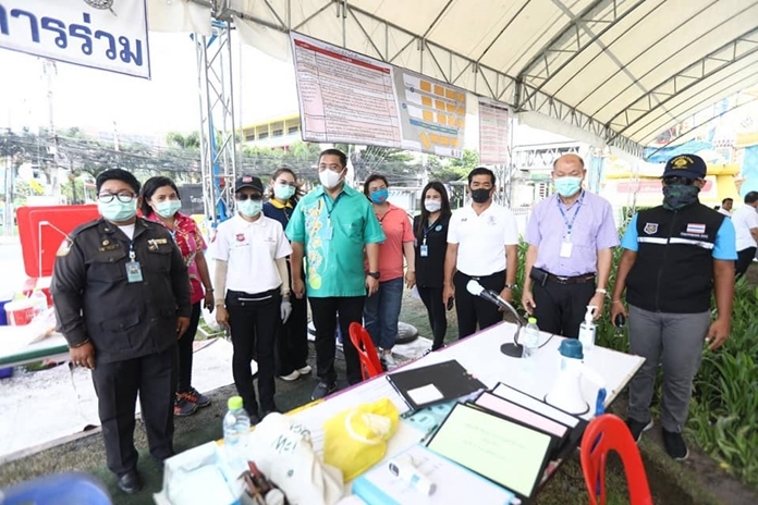 Mayor Sonthaya Kunplome and his top deputies surveyed traffic and the work of officer stations at the road stops.