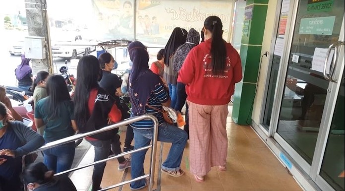 A large group of customers flocked state-run bank offices to register for soft loans.Others have chosen state-run pawn shops to secure much-need cash.