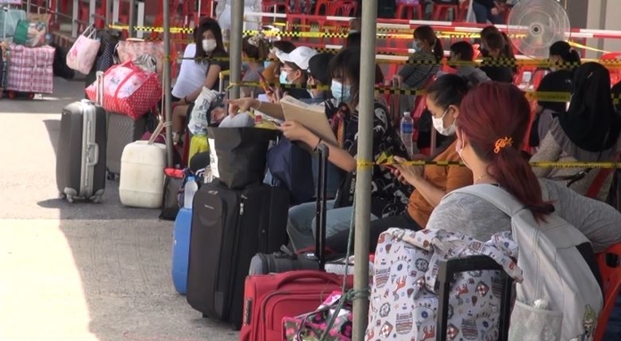 Thai workers continue returning from Malaysia through Padang Besar border checkpoint in the southern province of Songkhla.
