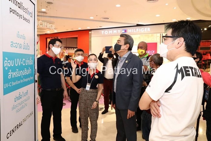 Deputy Mayor Ronakit Ekasingh and city officials are briefed on the new procedures.