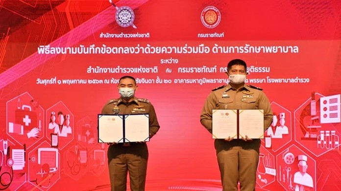 The Commissioner-General of the Royal Thai Police, Pol. Gen. Chakthip Chaijinda (left), and the Director-General of the Department of Corrections, Pol. Col. Naras Savestanan.