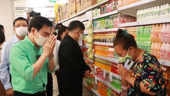 Commerce Minister Jurin Laksanawisit (green shirt).