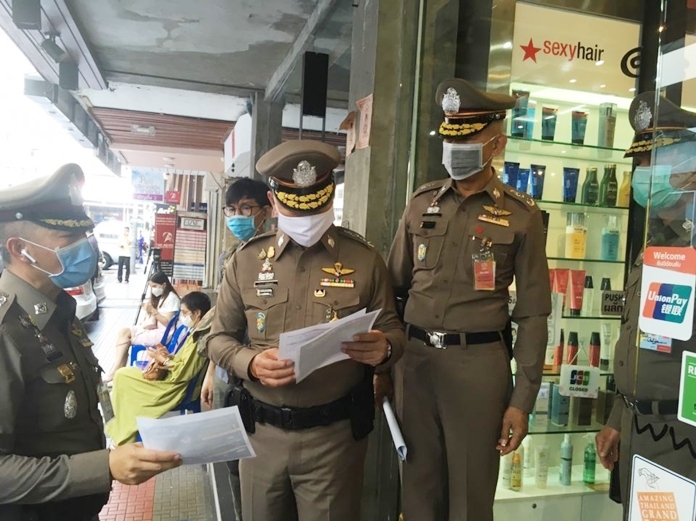 Bangkok Police Chief Pol Lt Gen Pakapong Pongpetra (center).