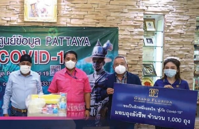 Thawatchai Chawla (left) presents his generous donations to Mayor Sonthaya Kunplome (2nd left).