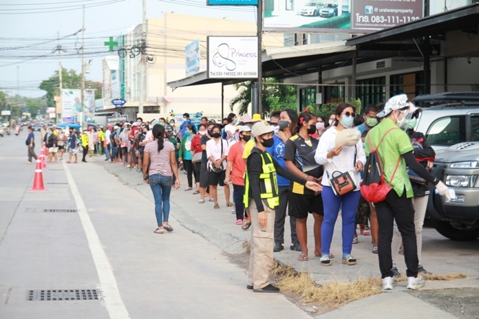 The long queues of people were polite and orderly.