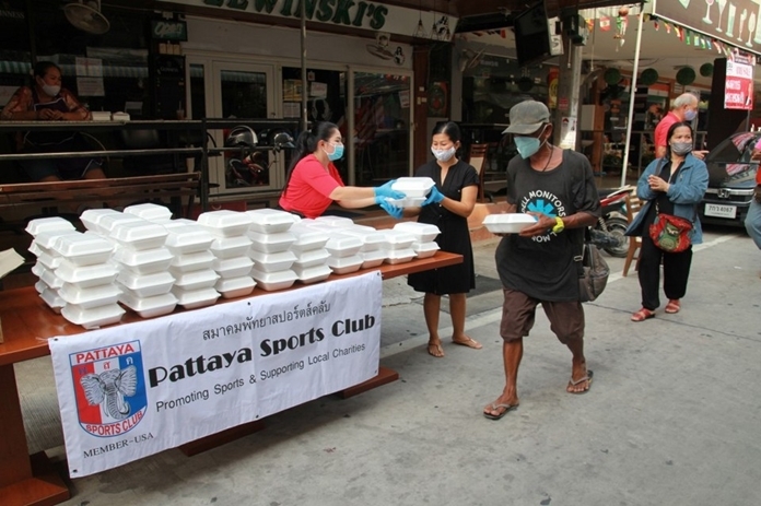 Noi Emerson (2nd left) PSC social welfare chairwoman hands out food to the needy in front of Lewinski’s Restaurant.