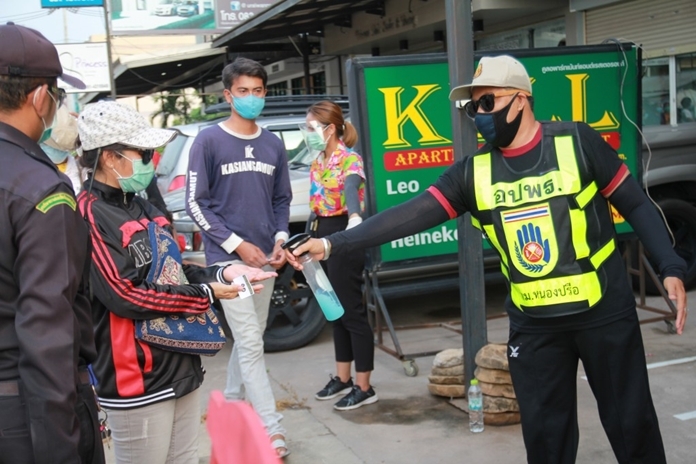 The Nongprue municipality police assisted in keeping order by controlling distancing, hand washing and wearing masks.
