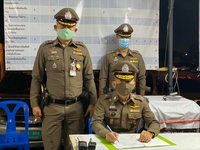 Pol. Lt. Gen. Montree Yimyam, commander of Provincial Police Region 2, and Banglamung Police Station superintendent Pol. Col. Pattanachai Pamornpiboon check that everything is in order.