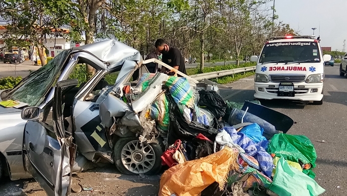 Two people were hurt when a minibus hit a pickup truck in Najomtien.