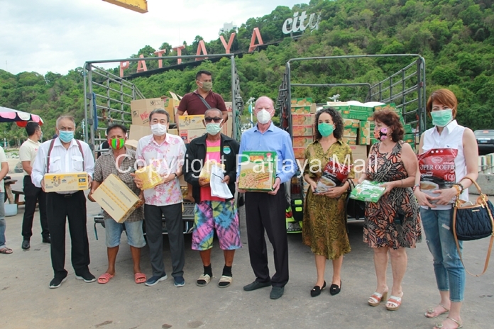 All with the obligatory masks. (From right) Maythysa Ekasingh, Elfi Seitz, Anselma Niehaus, Gerrit Niehaus, Boonlerd Bum Boonying, Deputy Mayor Ronakit Ekasingh, one of his helpers and Peter Malhotra.