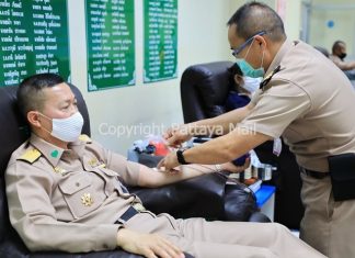 Thai naval officers donate blood for 97th Apakorn Day