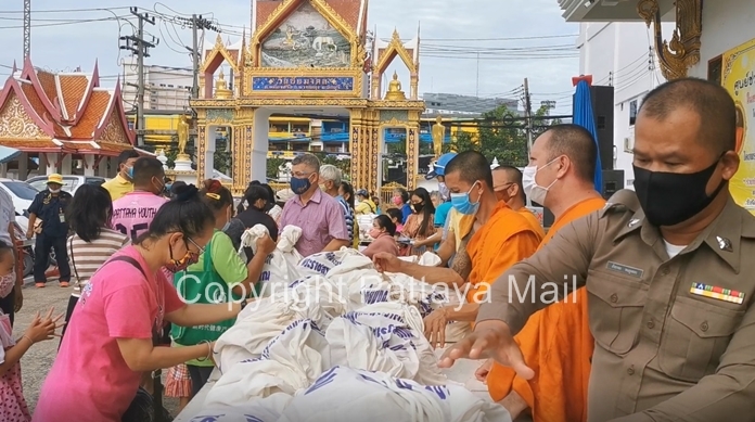 Chaimongkol Temple on May 19 distributed rice and dried food to Pattaya residents struggling under the coronavirus economic shutdown.