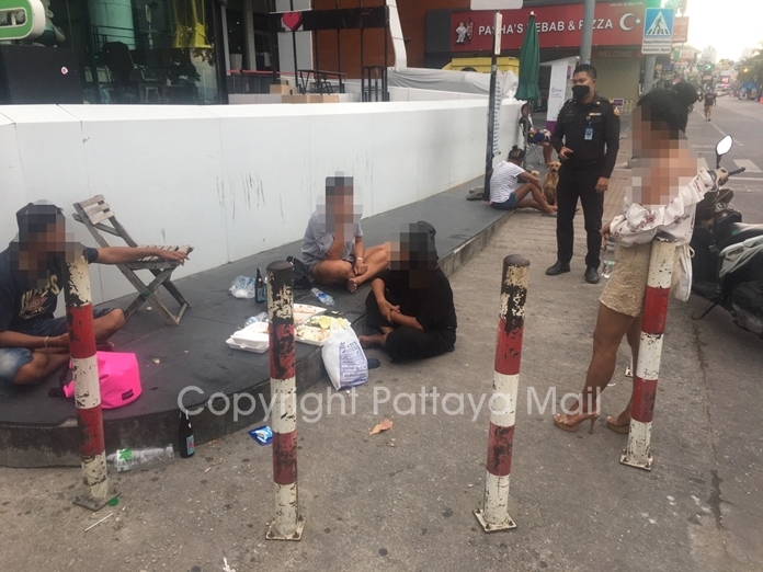 Pattaya police rousted a group of Thais who eating and drinking on the sidewalk in defiance of the emergency decree.