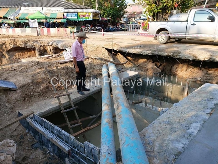 Deputy Mayor Banlue Kullavanijaya inspects progress of the wastewater and drainage pipes project on Wat Sawangfah Road, Naklua.