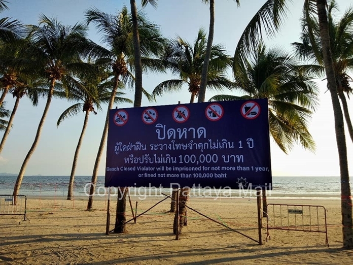 Sansuk Municipality posted the announcement: Use of the beach carries a possible penalty of a 100,000 baht fine and 1 year imprisonment.