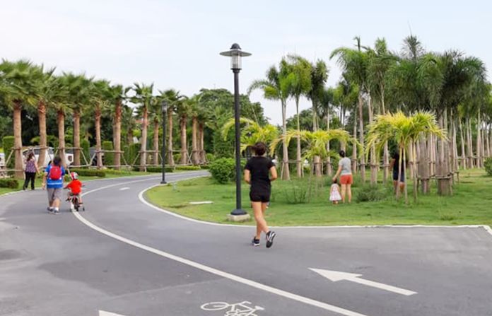 Families come out of their homes to the Nongprue-Pong public park, situated about 15 minutes from Pattaya City, and enjoy the evening together after a month long ‘stay-at-home’ campaign.
