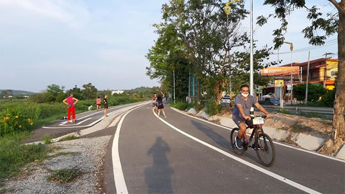 The bicycling track that goes around the Mabprachan reservoir, approx. 10 kilometers, still attracts muscle flexing enthusiasts. Some came to play badminton with their families. They can also rent bicycles and peddle them around through the beautiful scenes of the reservoir for less than a hundred baht.