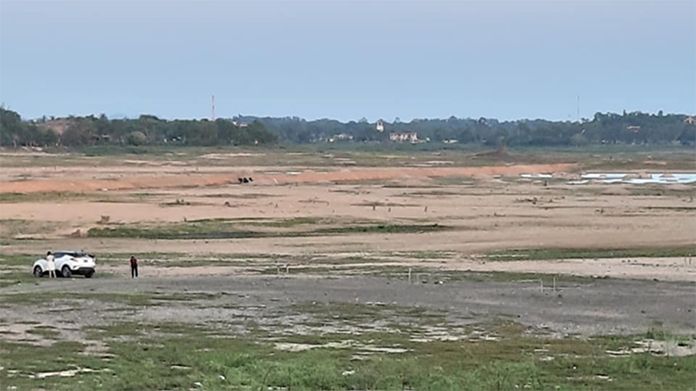 This shocking picture shows how dangerous the water situation is for Pattaya City and the surrounding villages when we can see a car parked and people walking around on the bed of the reservoir.