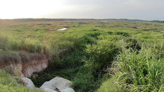 The reservoir has been dry for too long, grass has started to grow in the exposed soil, another big headache the authorities will have to face after the coronavirus.