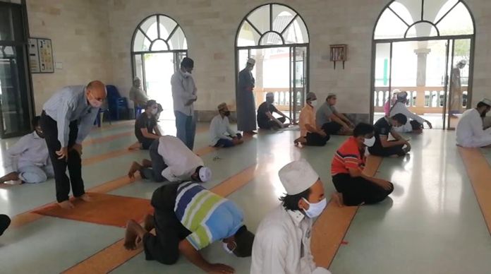 The Office of the Sheikhul Islam announced earlier that Muslims may attend Friday mass prayers at mosques and need to follow government measures to prevent the spread of the coronavirus.