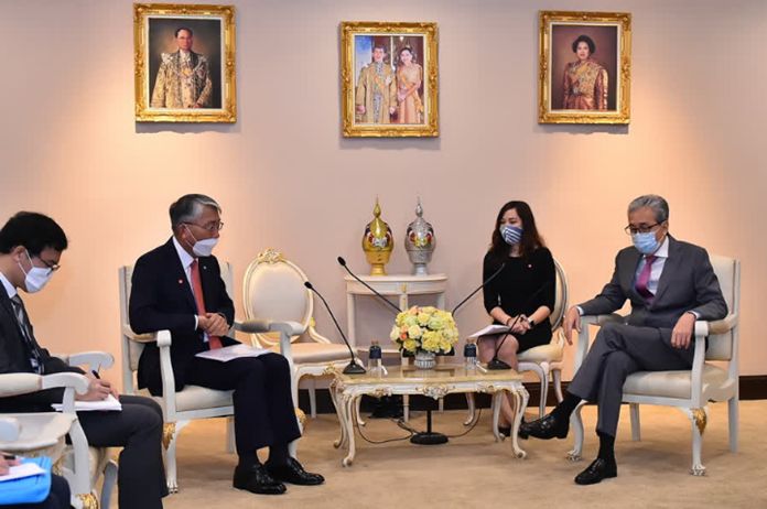 Ambassador of the Republic of Korea to Thailand, Lee Wook-heonand Deputy Prime Minister Somkid Jatusripitak.