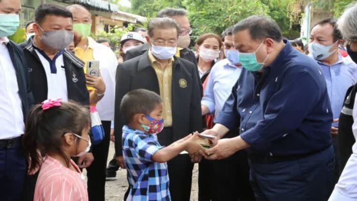 The Minister of Social Development and Human Security Juti Krairerk, and officials visit Fuang Fah Phattana Community in Prawet district, Bangkok.