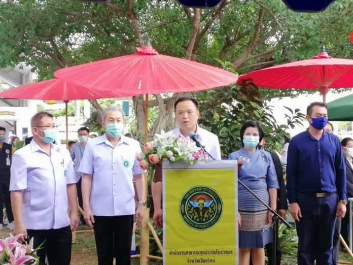 Minister of Public Health Anutin Charnvirakul (center).
