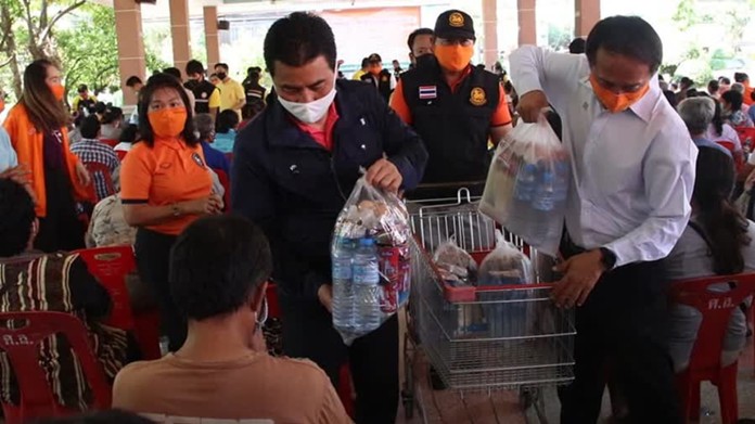 Prime Minister’s Office Minister Tewan Liptapallop (center).