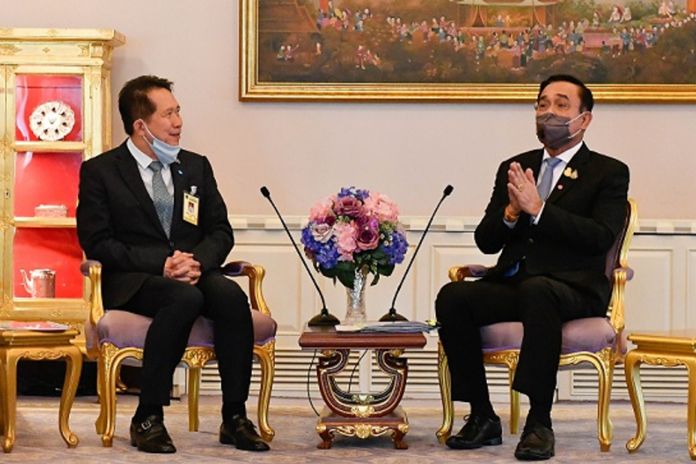 Prime Minister Prayut Chan-o-cha (right), FTI chairman Supant Mongkolsuthree (left).