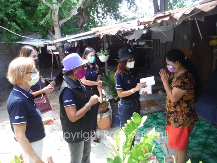Rotarians visited the local Pattaya communities distributing 500 baht in cash to low income families.