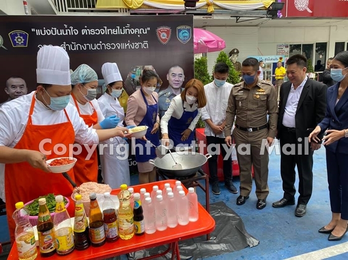 Pattaya’s police chief keeps a watchful eye over the cooks preparing meals for the needy.
