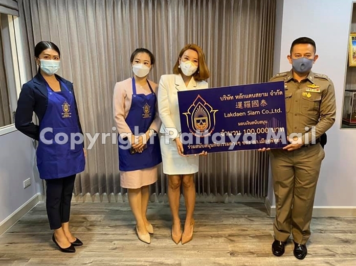 Pol. Col. Khemmarin Pissamai, chief of Pattaya police receives a donation of 100,000 baht for the food program.