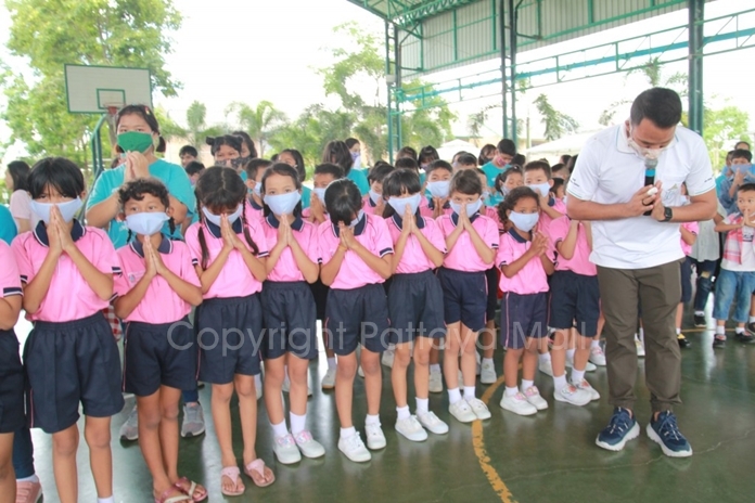 Khru Alex led children to say thank you the benefactors.