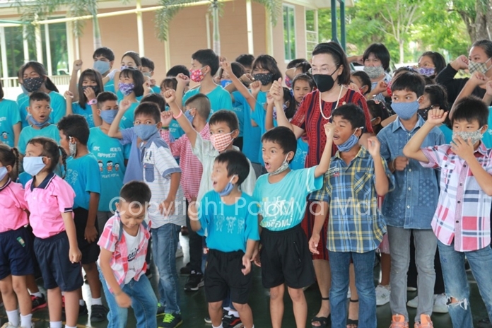 Children shouted U Ban Tu meaning “sharing to cultivate children to be grateful.”