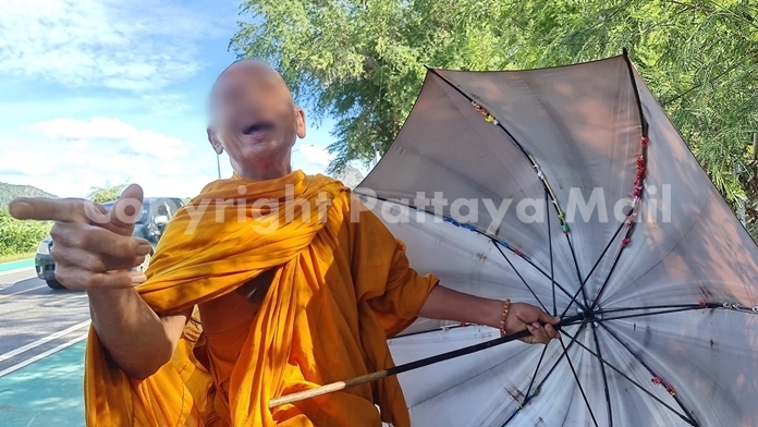 Wat Koisung monk Pongniran Hongsa, 63, happily on a pilgrimage from Uttaradit, was arrested in Sattahip for improperly soliciting donations.