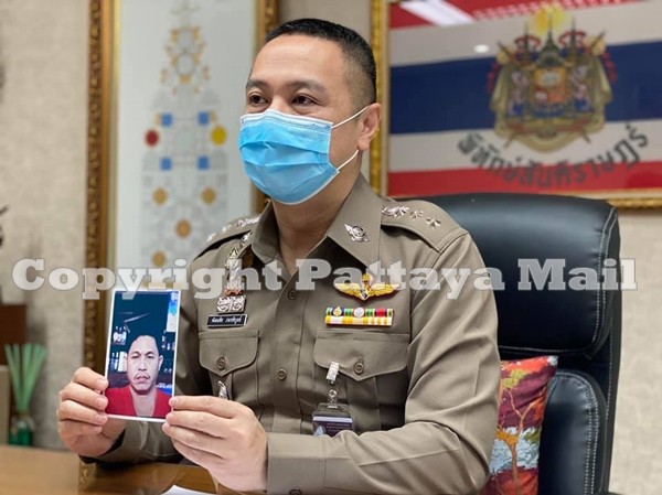 Pol .Col. Pattanachai Pamornpiboon, Superintendent of Banglamung Police Station, releases a photo of the suspect. If you see him, don’t intervene. Call 191 police.