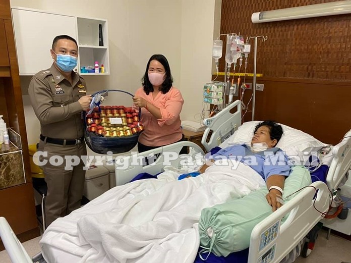 Pol. Col. Pattanachai Pamornpiboon visited the victim Wirat Wijitsombat in hospital.