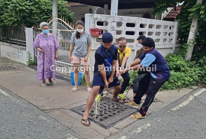 The grate cover is heavier than it looks, to keep people from opening it.