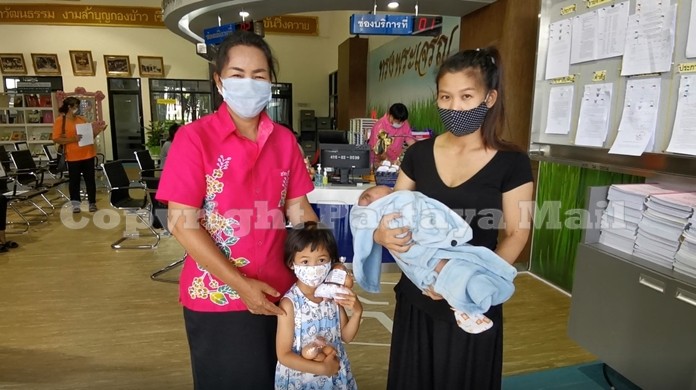 Mothers queue for newborn monthly stipend - Pattaya Mail