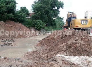 Berm built to block flooding to East Pattaya homes