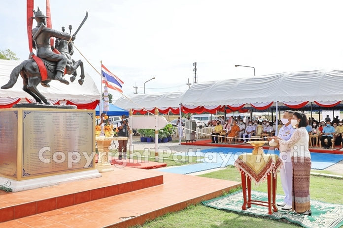Adm. Choomsak Nakwijit, commander of the Royal Thai Fleet, and Col. Kanlayakorn Nakwijit, Chairwoman of Royal Thai Fleet’s Wives’ Club, officiate over the unveiling of the new King Taksin Shrine at Wat Na Jomtien in Sattahip.
