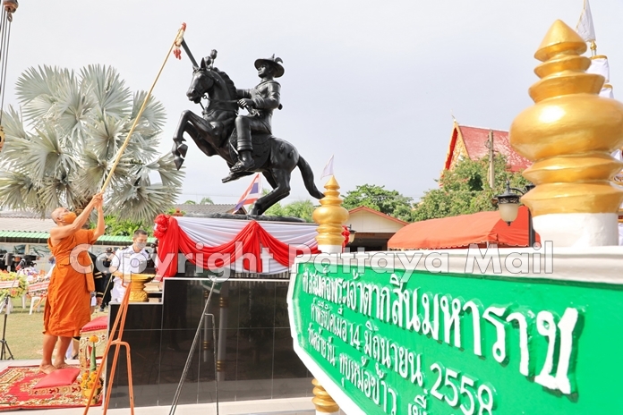 Pra Kru Palad Somsak Tanorato, Abbot of Wat Na Jomtien said that during the Ayutthaya period, this temple had a main hall where King Taksin’s army stayed while gathering forces to fight for the liberation of Siam from Burmese occupation after the Second Fall of Ayutthaya.