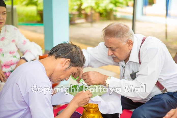 Pattaya Mail MD Pratheep S Malhotra takes part in the tonsure ceremony.