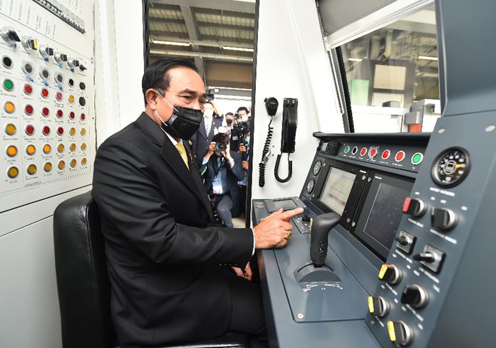Prime Minister Gen Prayut Chan-ocha inspects the control room.
