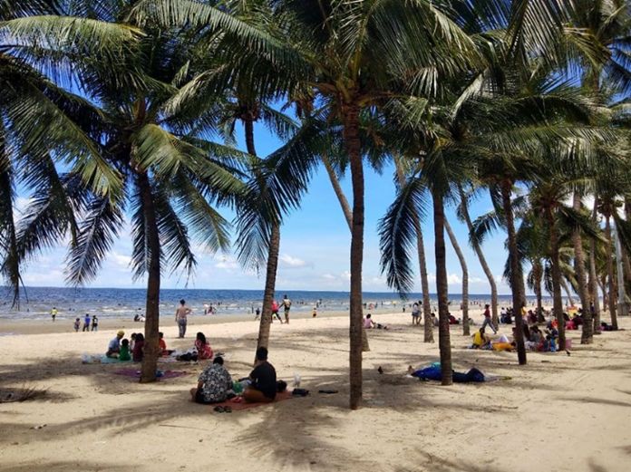An overcrowded Bang Saen beach on the recent holiday worried health authorities in coronavirus disease 2019 (COVID-19) control.
