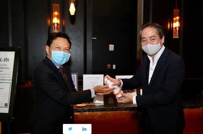 Mr. Tanes Petsuwan, TAT Deputy Governor for Marketing Communications (left), and Mr. Sammy Carolus, General Manager, Hyatt Regency Bangkok Sukhumvit Hotel.