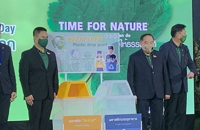 Deputy Prime Minister Prawit Wongsuwon (right), and Natural Resources and Environment Minister Varawut Silpa-archa (left).