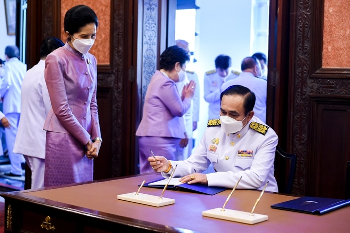 Prime Minister Gen Prayut Chan-o-cha and Assoc. Prof. Naraporn Chan-o-cha, spouse, sign book of blessing on occasion of Her Majesty Queen’s birthday anniversary.